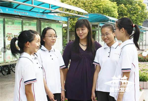 【暖新闻】扬州女教师用爱心培育宏志英才,她成了学生心目中最美的人