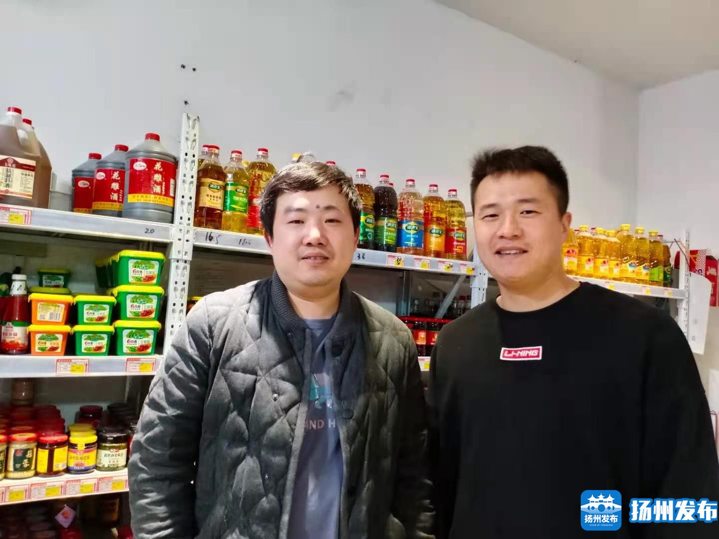 杨富超(右)和机面店老板冯先生成了好朋友