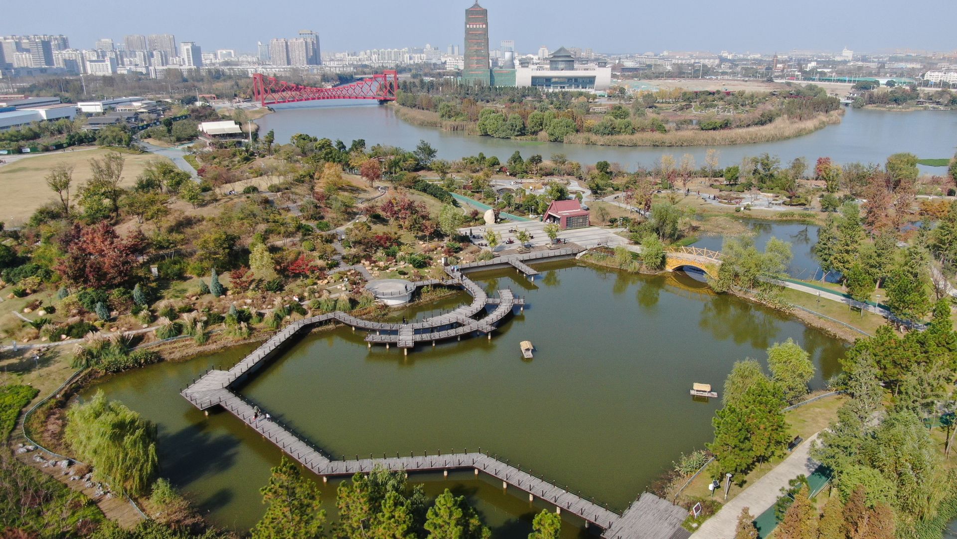 時值初冬,江蘇省揚州市運河三灣生態文化公園風景如畫,吸引不少